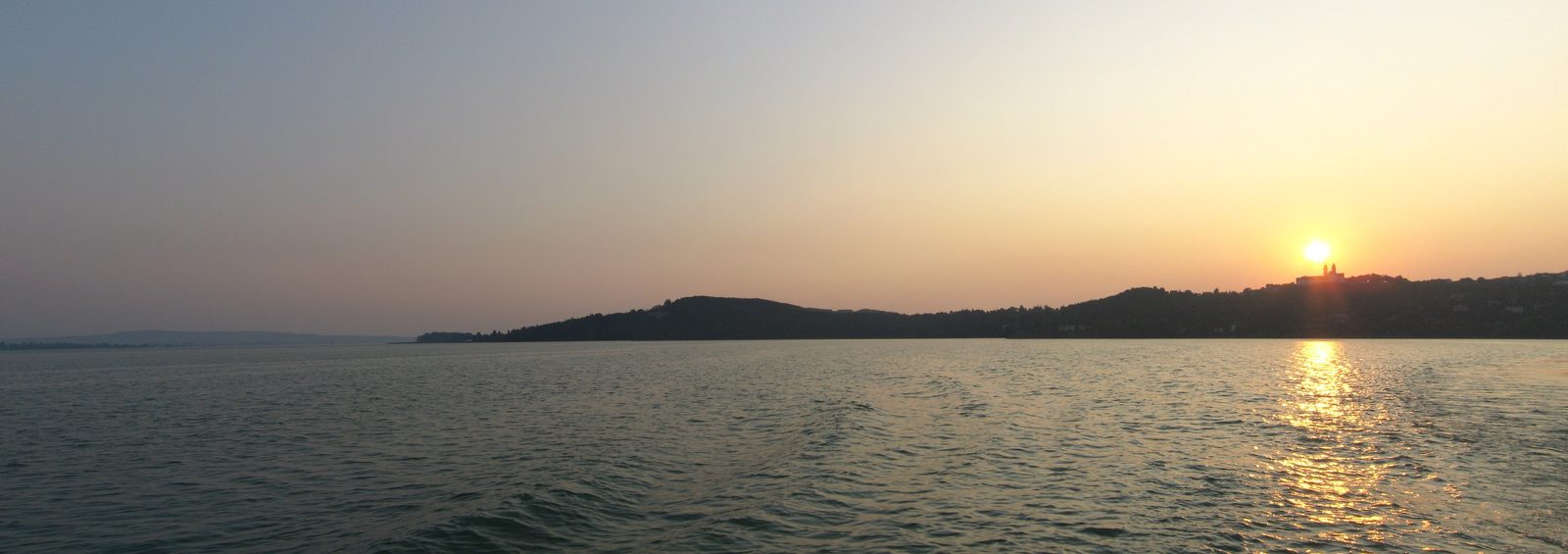 Die Abtei Tihany über dem Balaton bei Sonnenuntergang