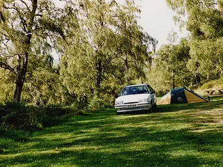 Telt og bil på en campingplass