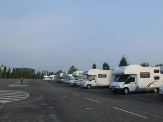 Campingbiler ved et campinghusopphold