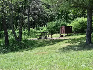 Telt på en flat gressplass på en campingplass
