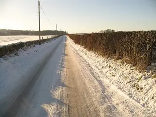 Zasněžená silnice v zimě
