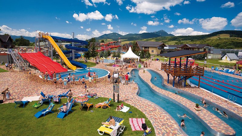 Buitenbaden van het waterpark Bešeňová