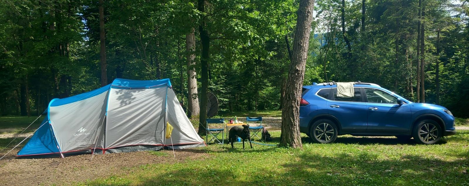Een tent op een groene kampeerplek in Slovenië