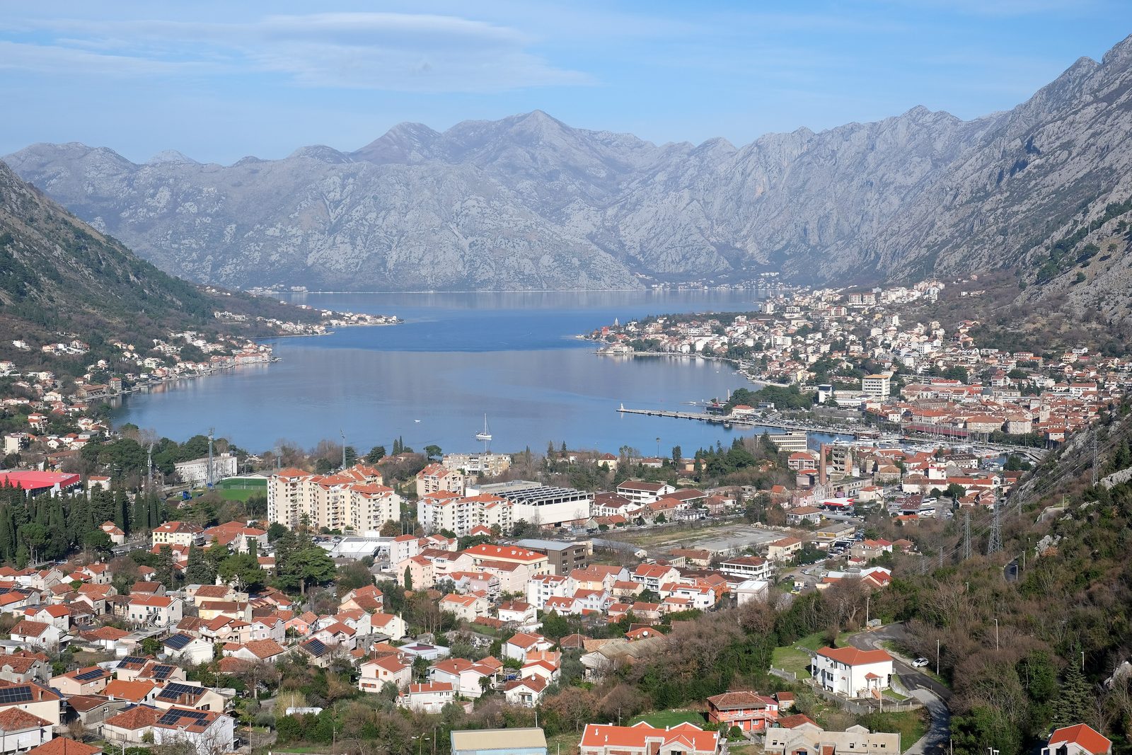 Die Bucht von Kotor mit Bergen ringsum