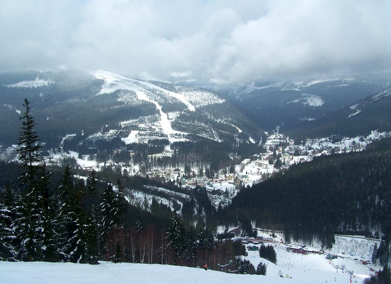 Špindlerův Mlýn i snøen, sett fra skiområdet Svatý Petr
