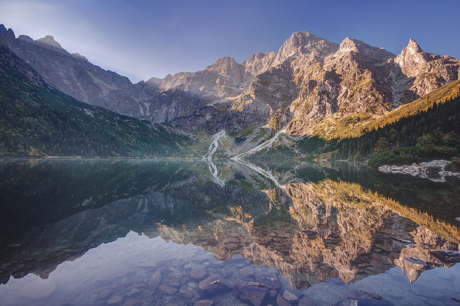 Het meer Morskie Oko in het Tatragebergte